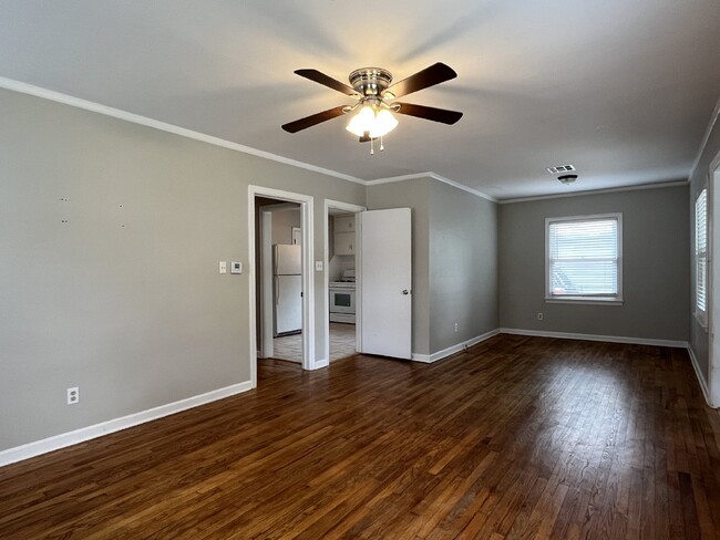 Building Photo - "Spacious 3-Bedroom Duplex with 2 Full Bat...