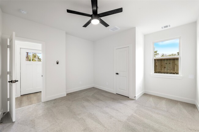 Building Photo - 947 Green Meadow Ln