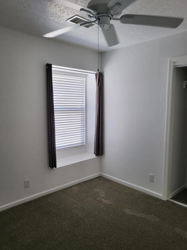 Building Photo - 1724 Powder River Dr NE