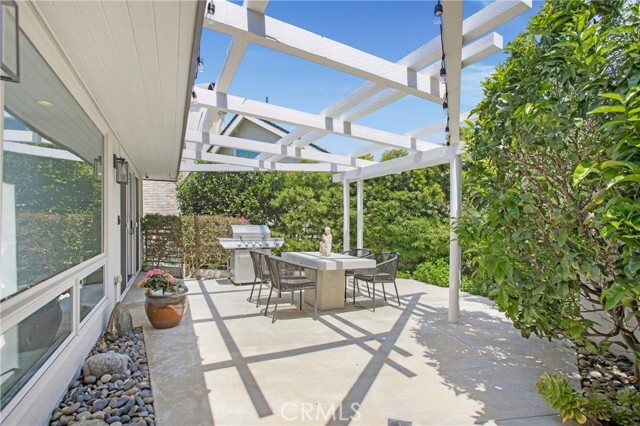 Building Photo - 546 Temple Hills Dr