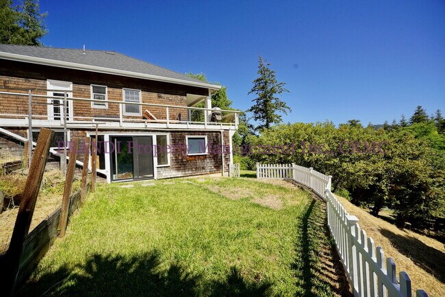 Building Photo - Classic, Modern and Private Home with Fres...