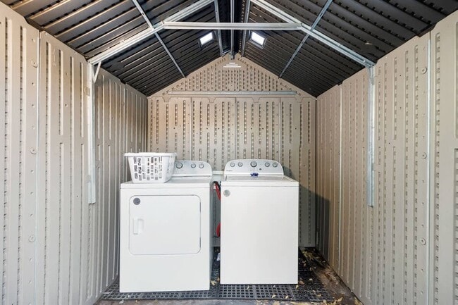 Building Photo - 713 1/2 Johnson Ave