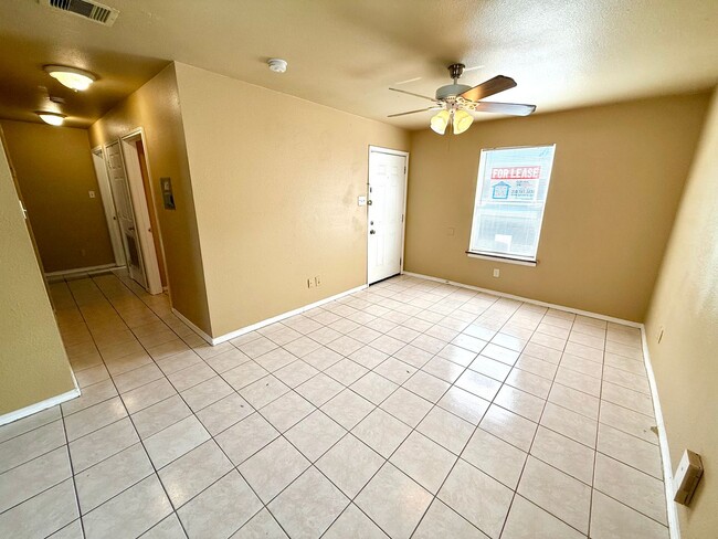 Building Photo - 424 Amires Pl