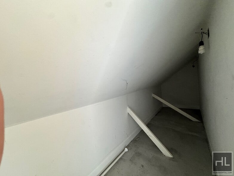 Building Photo - Newly Renovated 2 bedroom apartment spanni...