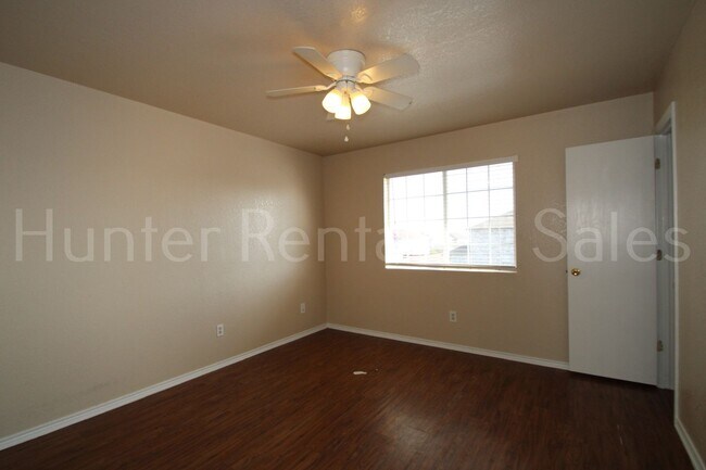 Building Photo - Spacious Three-Bedroom!