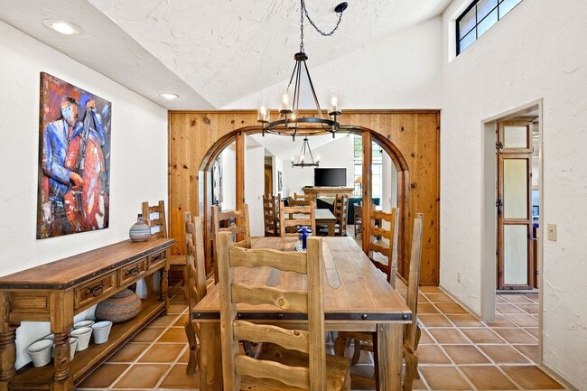 Building Photo - Spacious Two Bedroom Condo in Gated Commun...