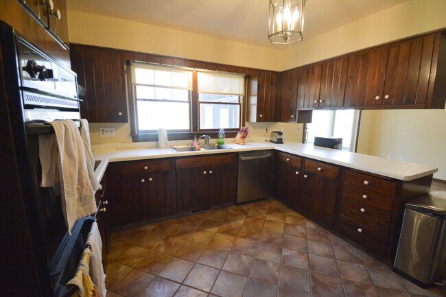 Building Photo - Unique, Conveniently Located, 4 bed 2.5 bath Home For Rent!