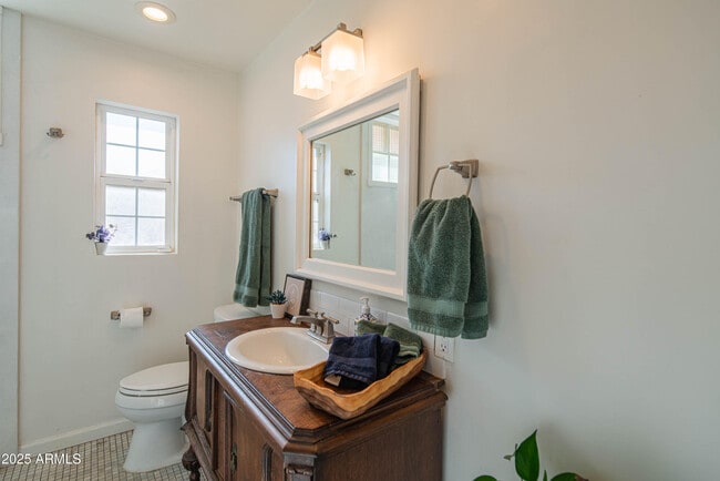 Building Photo - 1909 E Bethany Home Rd