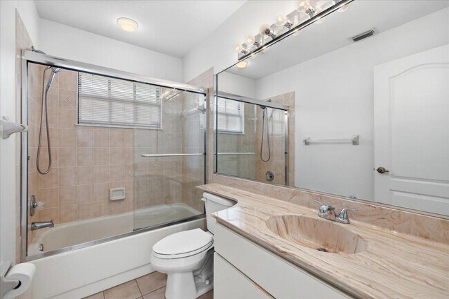 Building Photo - 1902 SE Gaskins Cir