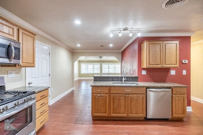Building Photo - 3 bed, 1.5 bath, XL living room, XL garage...