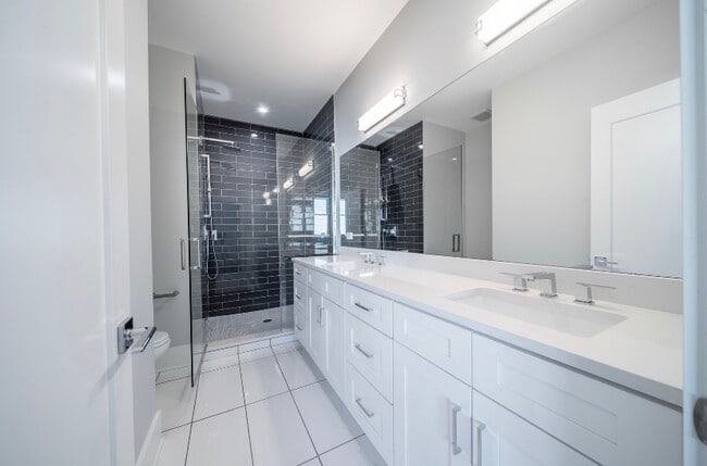 Building Photo - 556 W 18th St