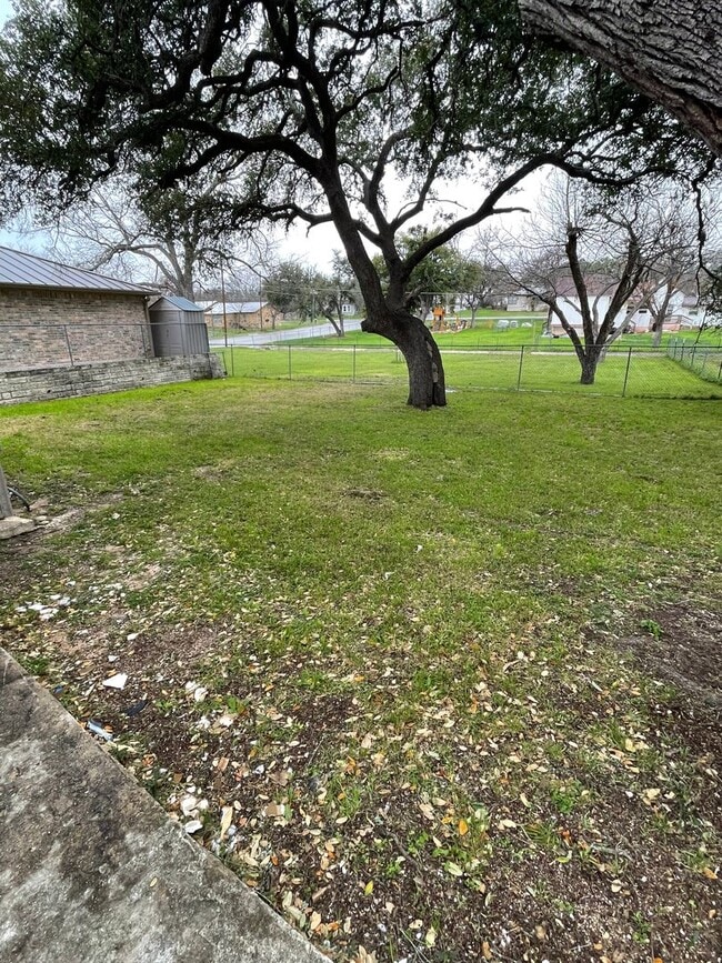 Building Photo - Cute 2/1 House in West Lampasas