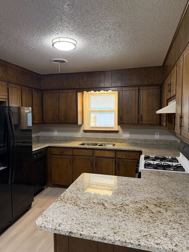 Building Photo - 410 9th Ave