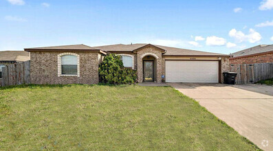 Building Photo - 4400 Lloyd Dr