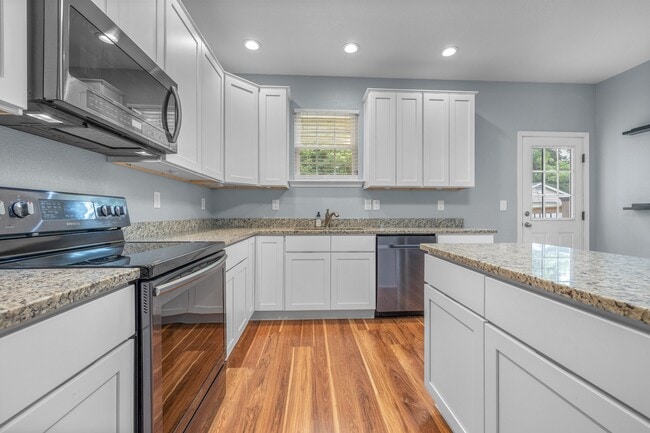 Building Photo - 426 W 28th St