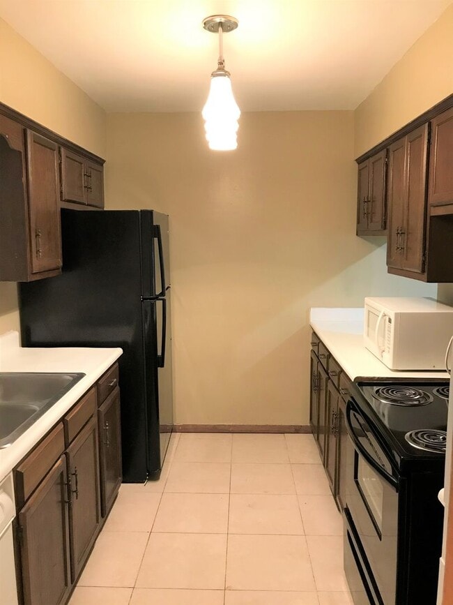 Building Photo - 215 Bamboo Dr