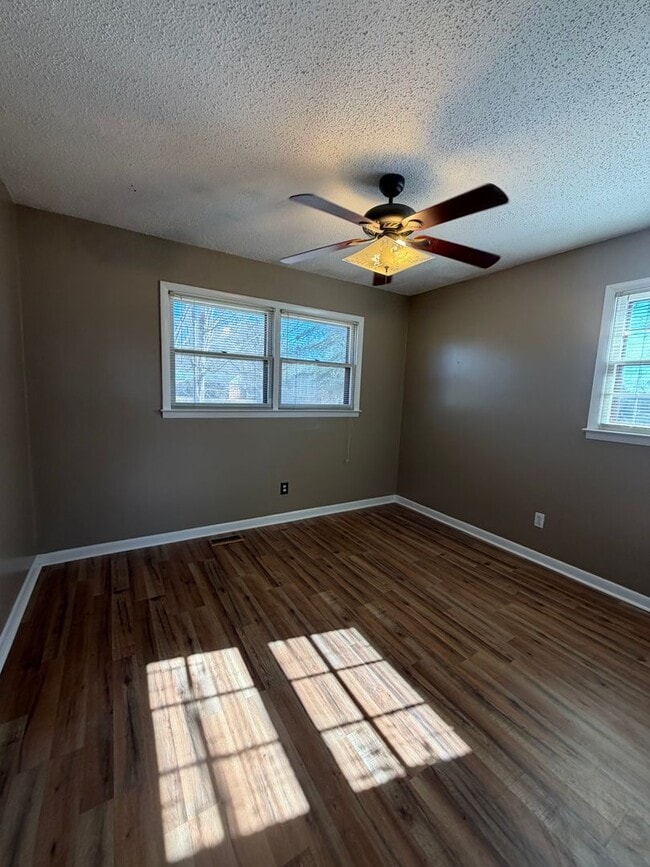 Building Photo - 1,640 Sq Ft | 4 Bed | 2 Bath