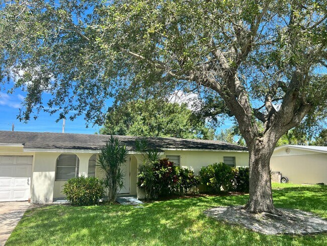 Building Photo - 3 BEDROOM, 2 BATH HOME IN THE HEART FORT P...
