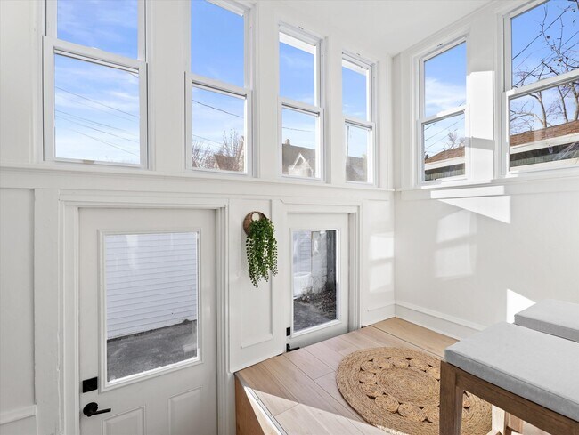 Building Photo - 1613 E Hartford Ave