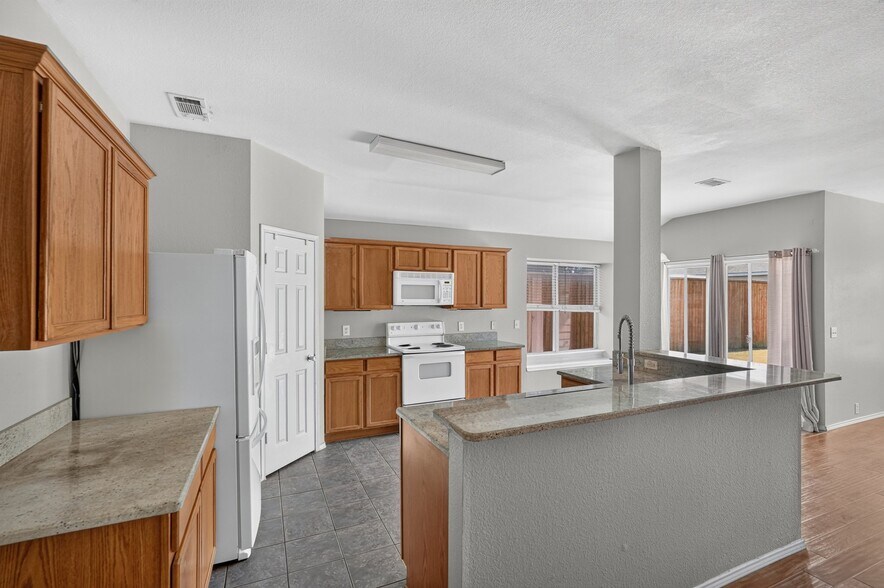 Building Photo - 1325 Periwinkle Dr