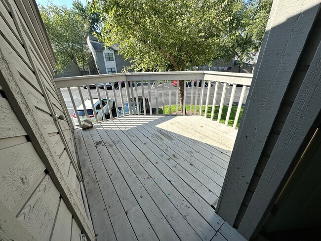 Building Photo - 2 Bedroom Condo in Deerwood Knoll