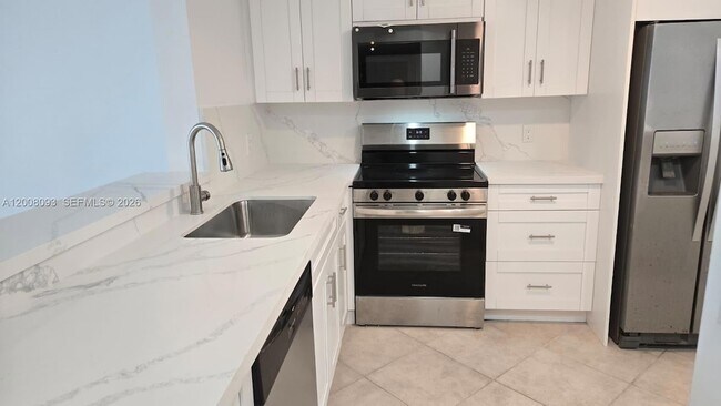 Building Photo - 110 S Shore Dr