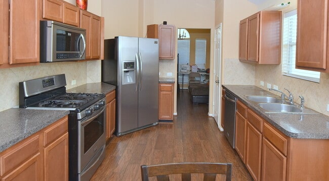 Building Photo - BEAUTIFUL 3 BEDROOM 2 BATH WITH WOOD TILE ...