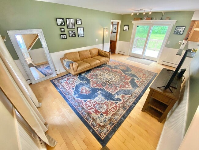 Building Photo - 3 Bedroom Home Colchester Available 8/15th!