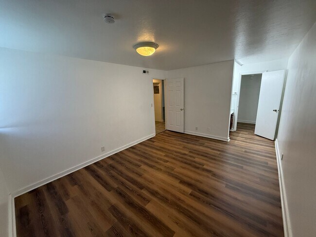 Building Photo - Beautiful Two Bedroom Apt; Salt Lake City, 1,000 sq ft; New Flooring
