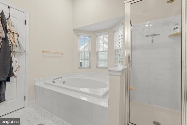 Building Photo - 221 Lookout Pl