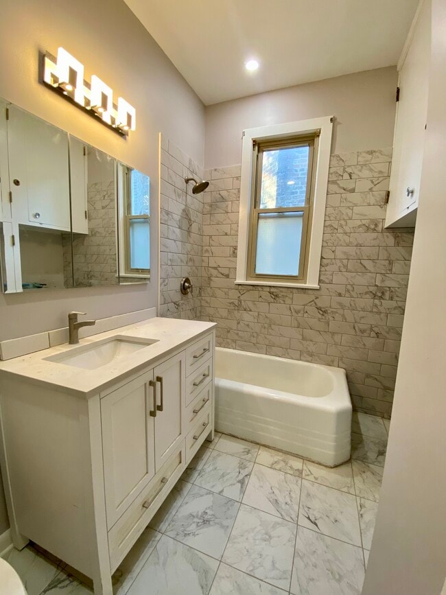 Building Photo - 4114 N Paulina St