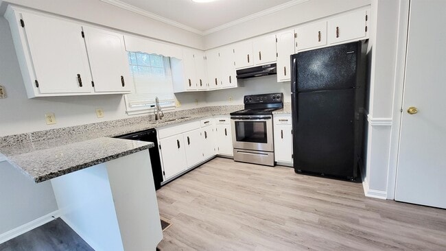 Building Photo - 830 Larch Way