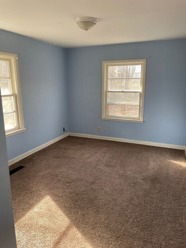 Building Photo - 704 N Almond St