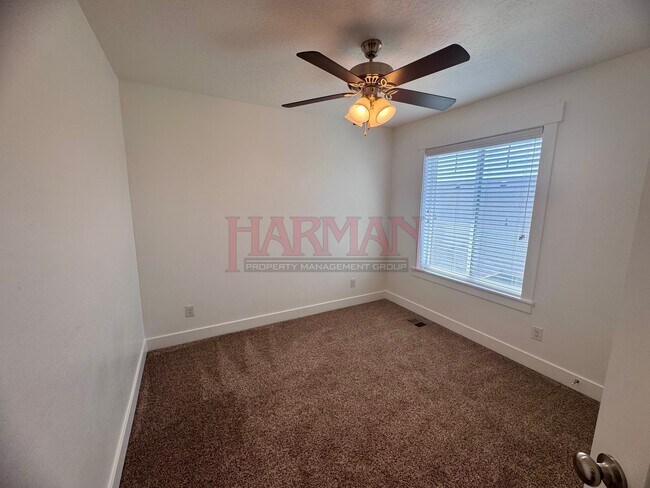 Building Photo - 1008 E 120 S