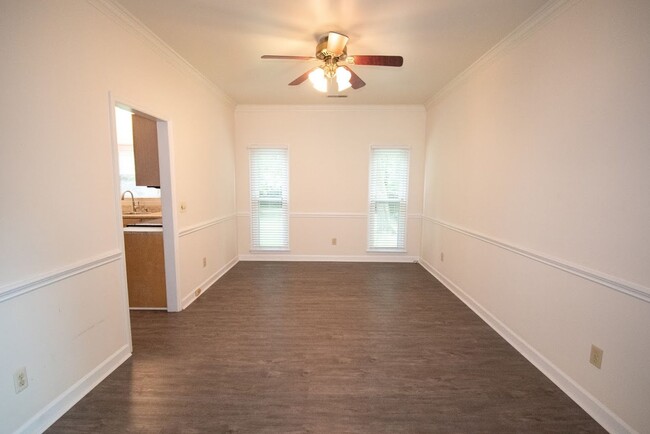 Building Photo - 207 Essex Dr