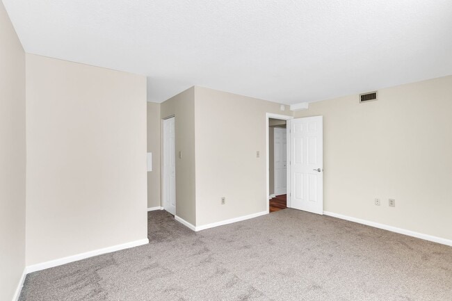 Building Photo - Charming First Floor Condo Available for Rent