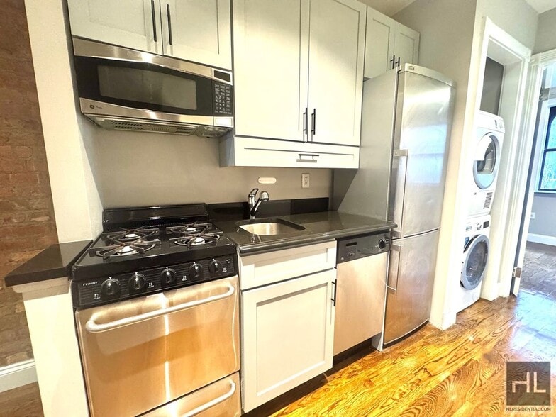 Building Photo - AVE A