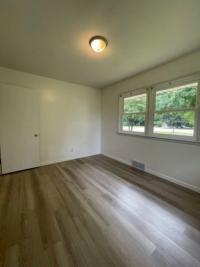 Building Photo - Three Bedroom Home in Richland