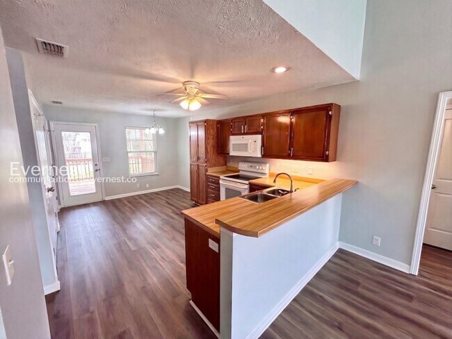 Building Photo - 2836 Roscommon Dr