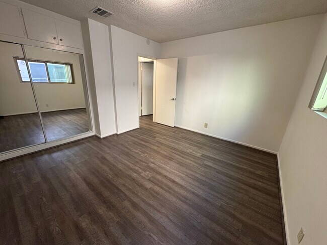 Building Photo - 457 Oak St