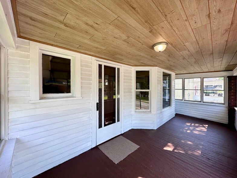 Building Photo - 611 Raymond St