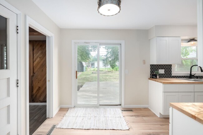 Building Photo - 2404 W 29th St S