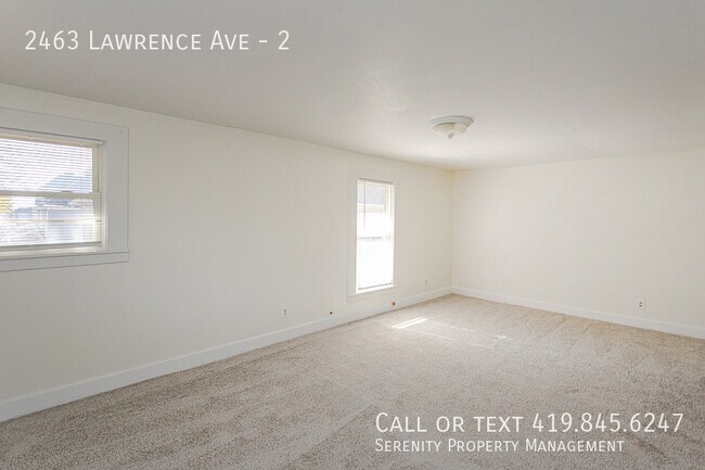 Building Photo - 2463 Lawrence Ave