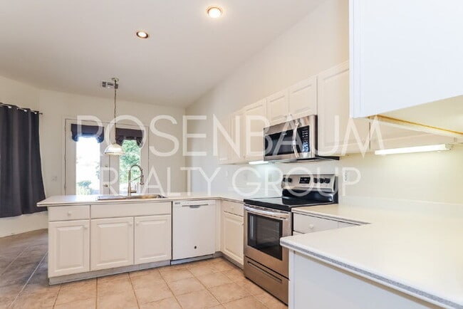 Building Photo - Stunning 2-beds, 2-baths home located in t...