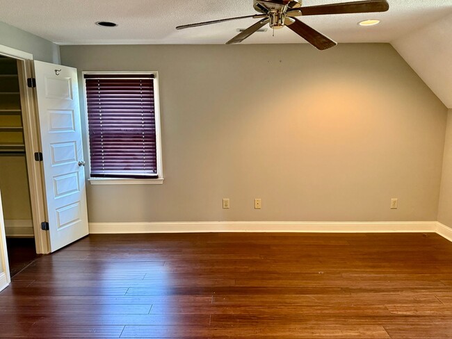 Building Photo - 3053 Woodale Cir