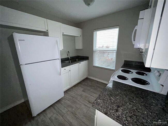 Building Photo - 1410 Quitaca Dr
