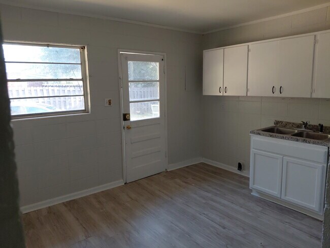 Building Photo - 821 7th Ave