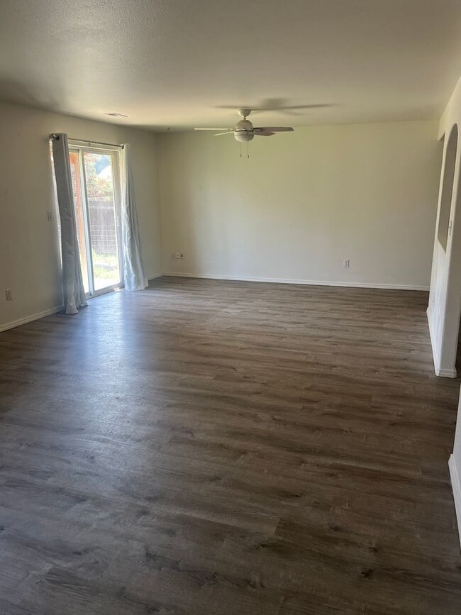 Building Photo - Beautiful Large 3 bedroom 2.5 bath home