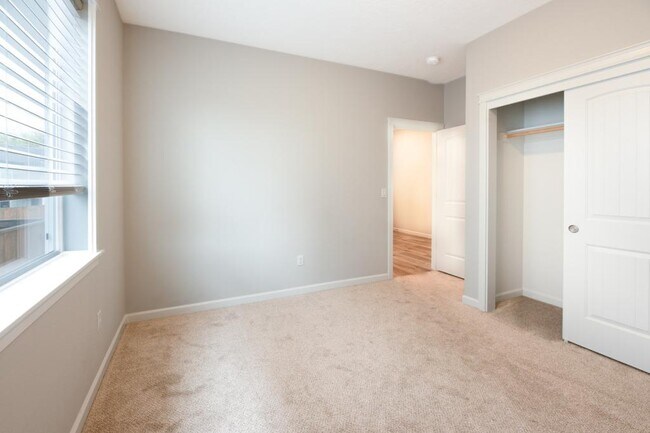 Building Photo - 4016 SE Winslow Ct