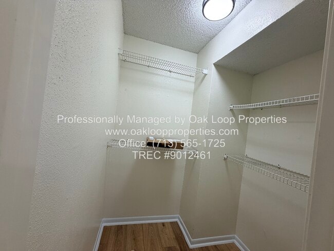 Building Photo - 10855 Meadowglen Ln